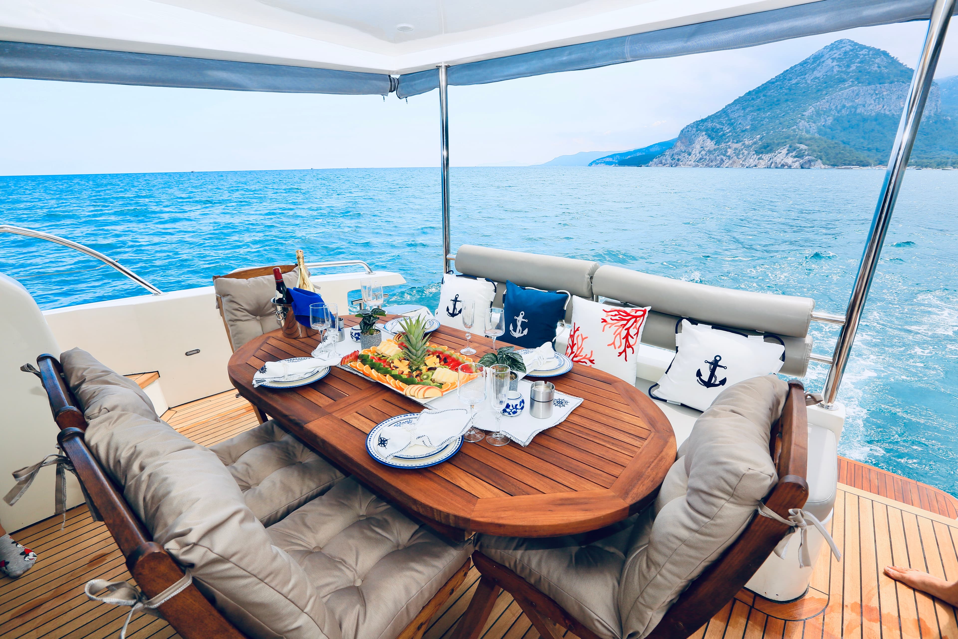 Antalya Zentrum: 18 Meter Luxus-Motoryacht für Ganztagescharter, Morgentour, Düden-Wasserfall, Sonnenuntergang & Besondere Feiern (Jahrestag, Geburtstag, Junggesellinnenabschied, Heiratsantrag) 8