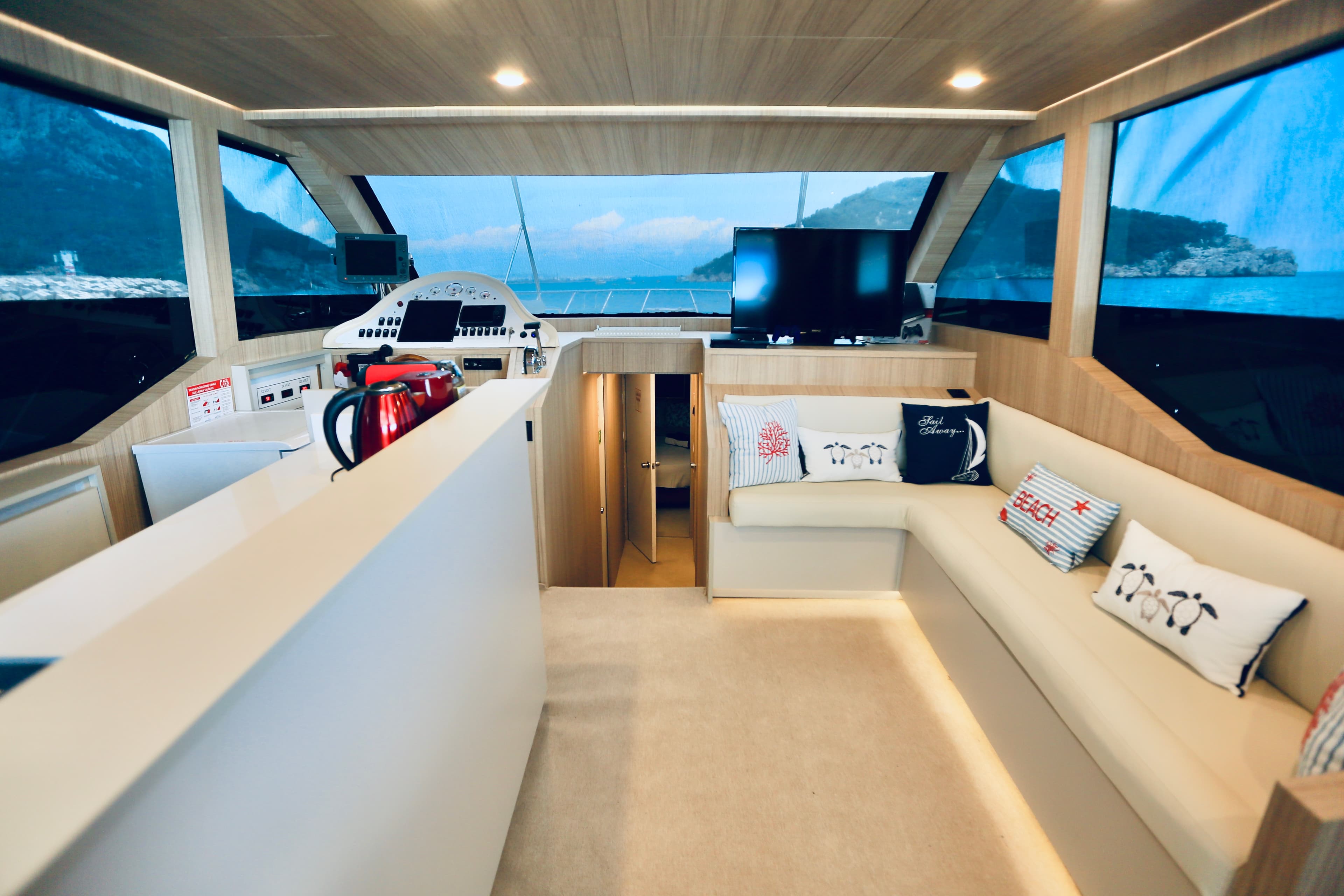 Antalya Zentrum: 18 Meter Luxus-Motoryacht für Ganztagescharter, Morgentour, Düden-Wasserfall, Sonnenuntergang & Besondere Feiern (Jahrestag, Geburtstag, Junggesellinnenabschied, Heiratsantrag) 10