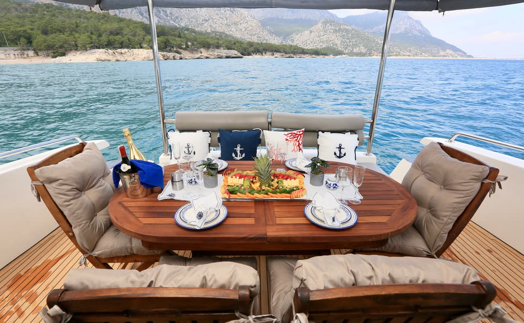 Antalya Centrum: 18 Meter Luxe Motorjacht voor Daghuur, Ochtendtour, Düden Waterval, Zonsondergang & Speciale Vieringen (Verjaardag, Verjaardag, Vrijgezellenfeest, Huwelijksaanzoek)