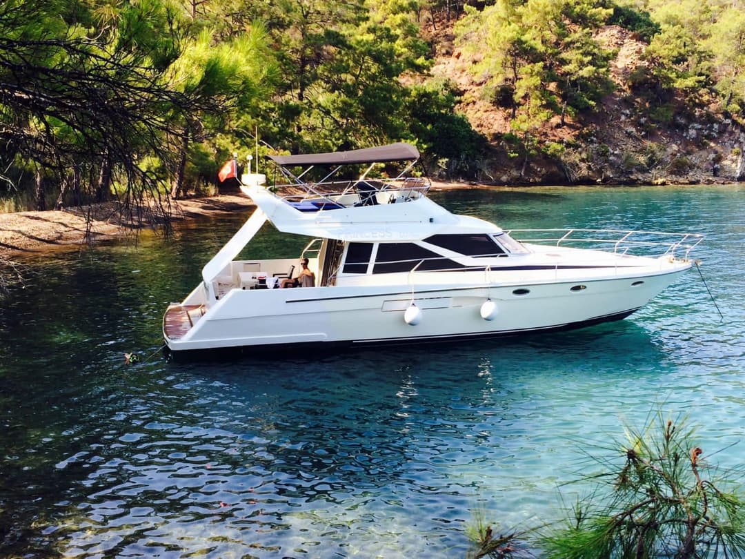 Göcek'te 12 Kişilik Lüks Yat Kiralama (16m) | 2 Kabin, Maksimum Konfor ve Deniz Ayrıcalığı