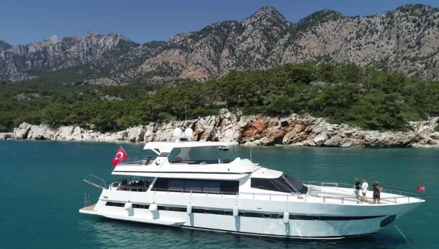 Antalya Merkezde 27 Metre Lüks Yat ile 35 Kişilik Muhteşem Turlar: Tam Gün, Beldibi, Düden Şelalesi, Gün Batımı, Evlilik Teklifi, Doğum Günü ve Bekarlığa Veda Paketleri