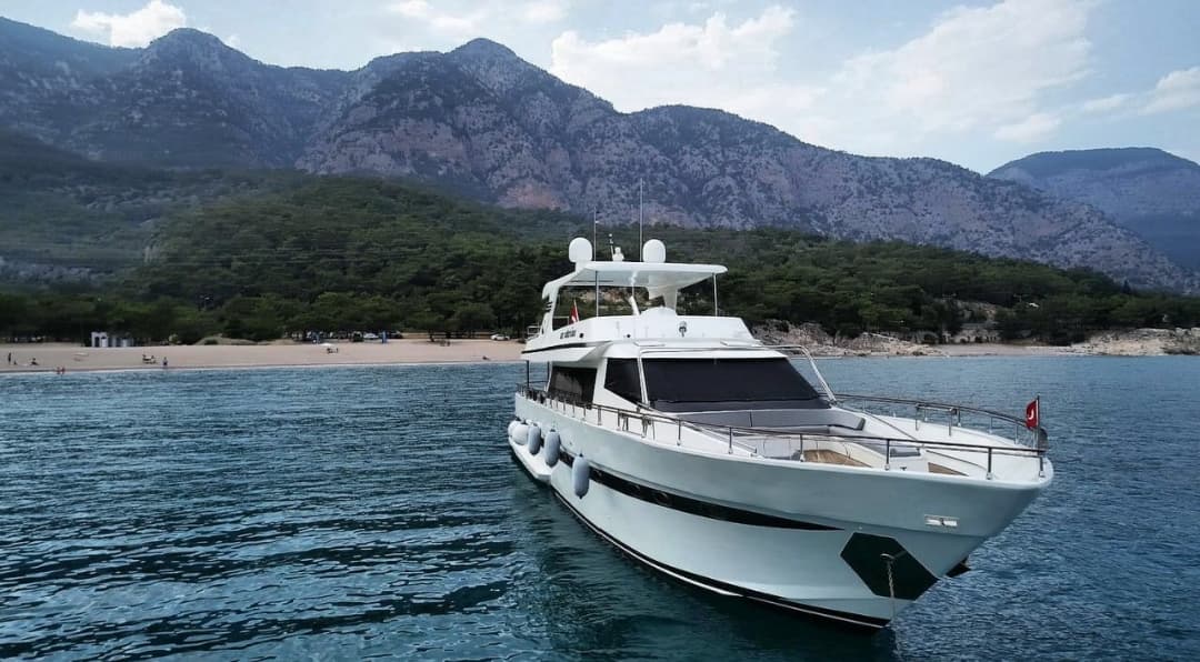 Antalya Merkezde 27 Metre Lüks Yat ile 35 Kişilik Muhteşem Turlar: Tam Gün, Beldibi, Düden Şelalesi, Gün Batımı, Evlilik Teklifi, Doğum Günü ve Bekarlığa Veda Paketleri