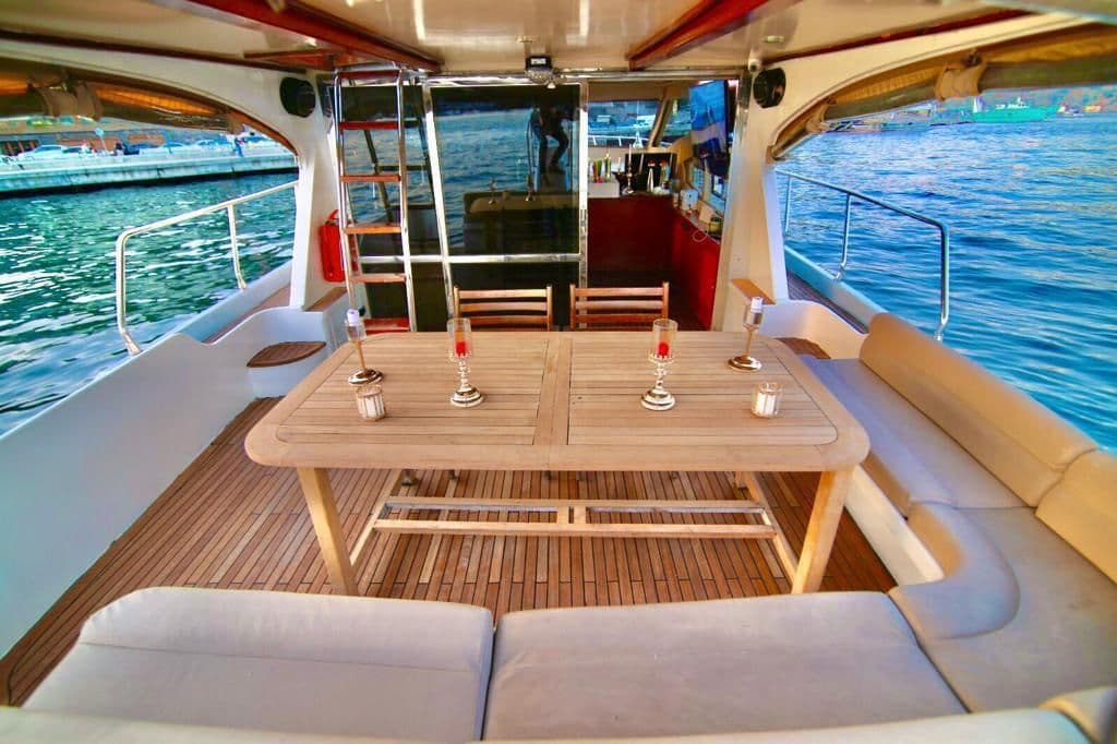 Hold Your Business Meetings con a Bosphorus View en un Espacioso y Cómodo Yacht 7