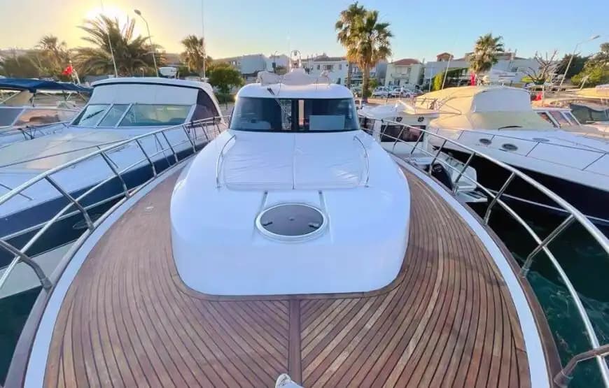 Çeşme'de Ultra Lüks Yat Kiralama 8 Kişiye Kadar 4