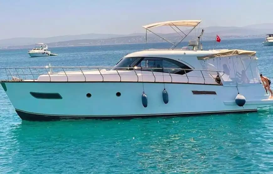 Çeşme'de Ultra Lüks Yat Kiralama 8 Kişiye Kadar 2