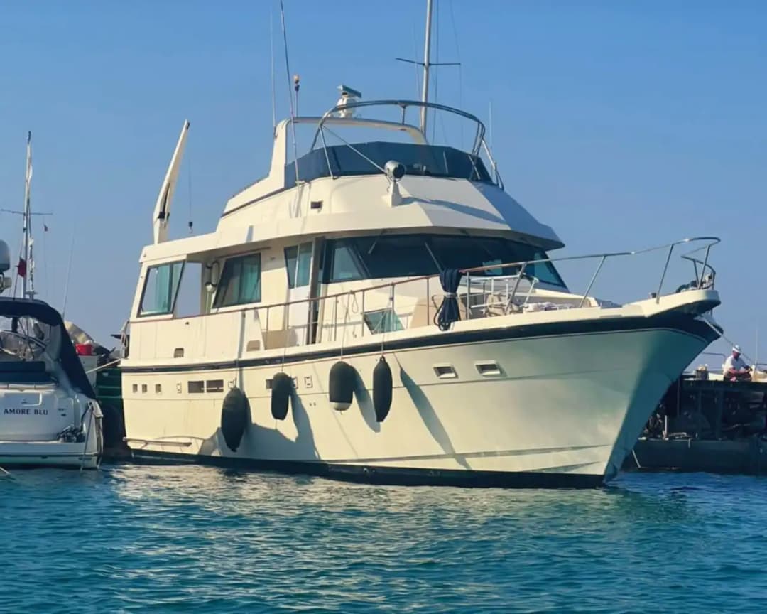 Çeşme’nin Maviliklerinde Hatteras Marka Yat ile Özel Bir Deniz Keyfi