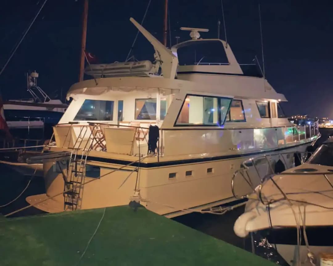 Çeşme’nin Maviliklerinde Hatteras Marka Yat ile Özel Bir Deniz Keyfi