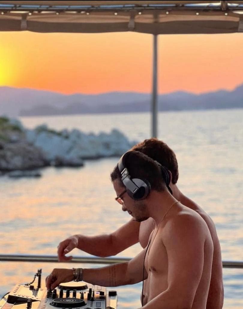 Marmaris'in 15 Metrelik Lüks Teknesi ile 7 Kişilik Unutulmaz Deniz Tatili Deneyimi 9