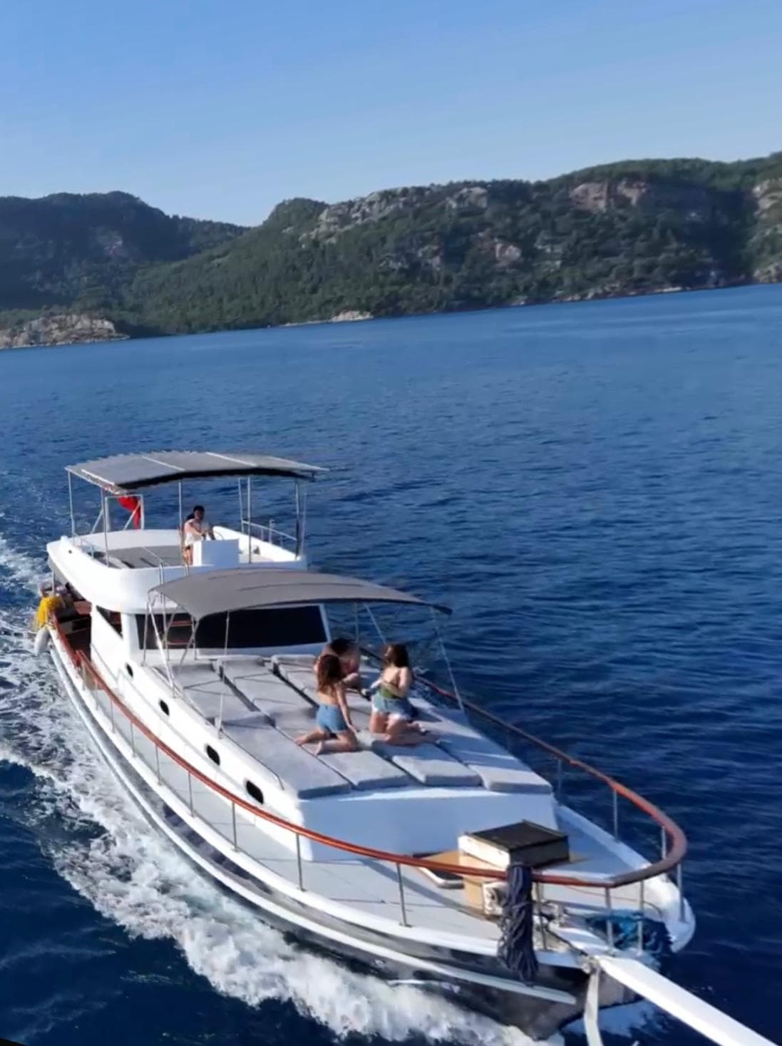 Marmaris'in 15 Metrelik Lüks Teknesi ile 7 Kişilik Unutulmaz Deniz Tatili Deneyimi 3