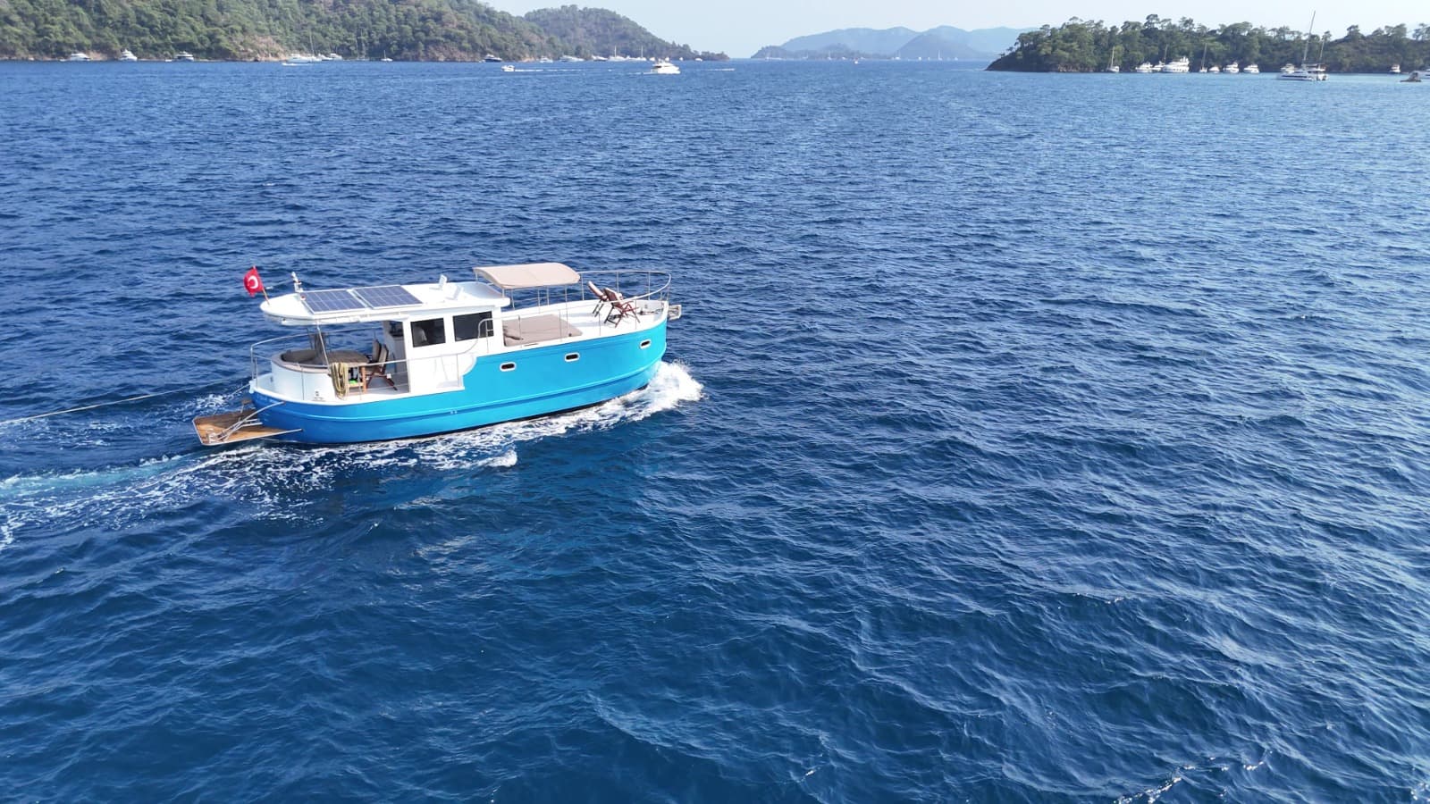 Göcek'te Lüks 12m Motor Yat Kiralama (6 Kişi) | 3 Kabin, Geniş Güverte, Ege'nin Saklı Koyları