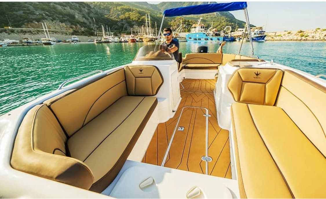 Ölüdeniz'de Ekonomik Tekne Kiralama – 6 Metrelik ile 8 Kişilik Keyifli Bir Mola! 7