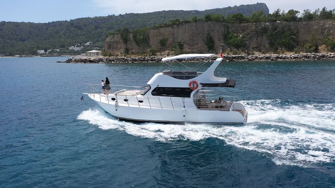 Alanya'da 1 Kabinli, 12 Kişi Kapasiteli 13 Metrelik Lüks Tekne Kiralama