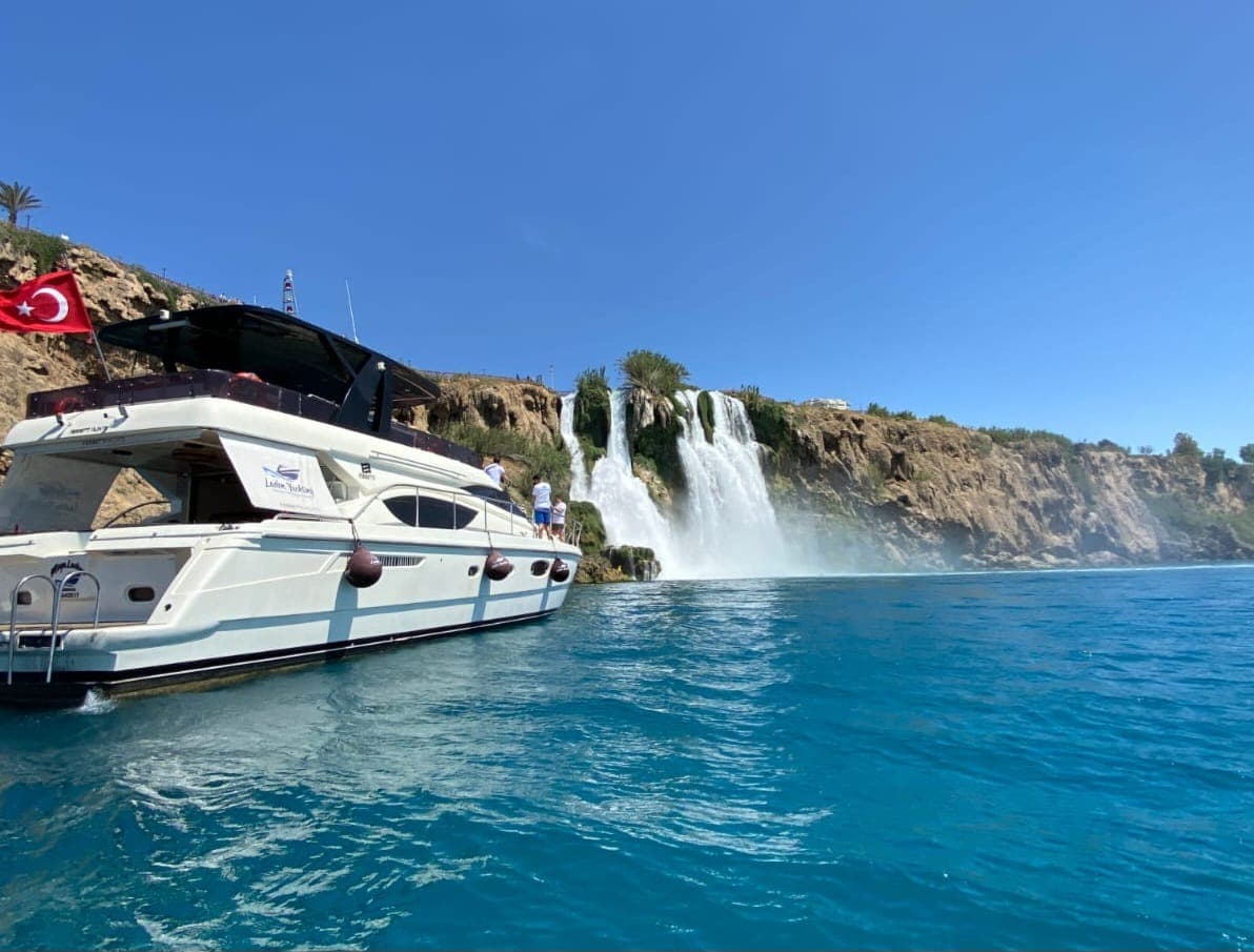 Antalya Ferretti Marka 21 Metre Lüks Motoryat ile Konforlu Eşsiz Deneyim 6