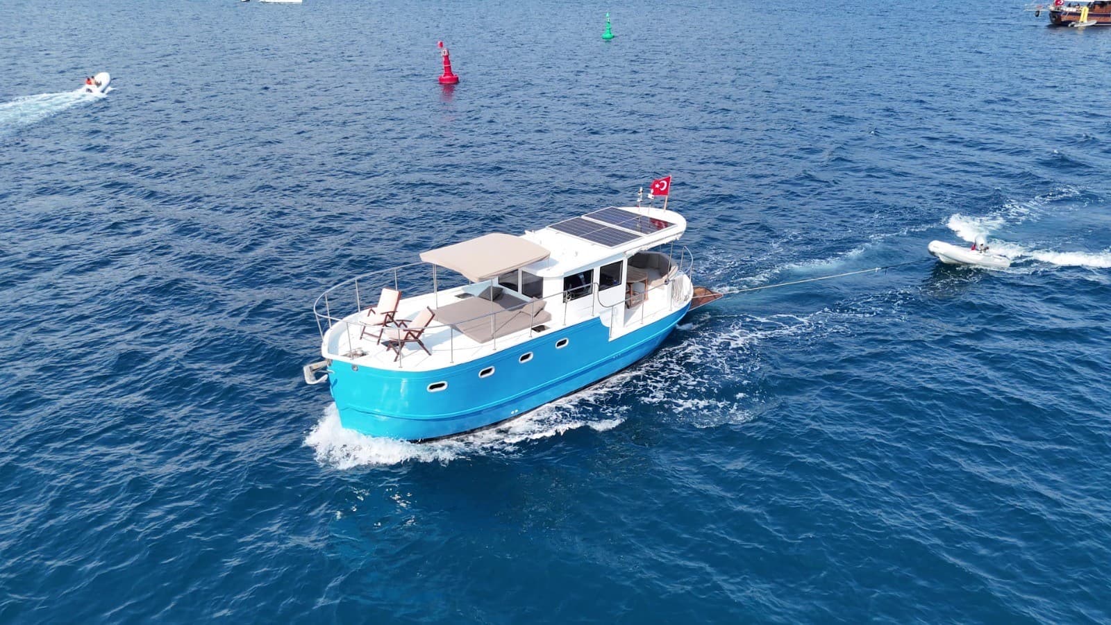 Göcek'te Lüks 12m Motor Yat Kiralama (6 Kişi) | 3 Kabin, Geniş Güverte, Ege'nin Saklı Koyları