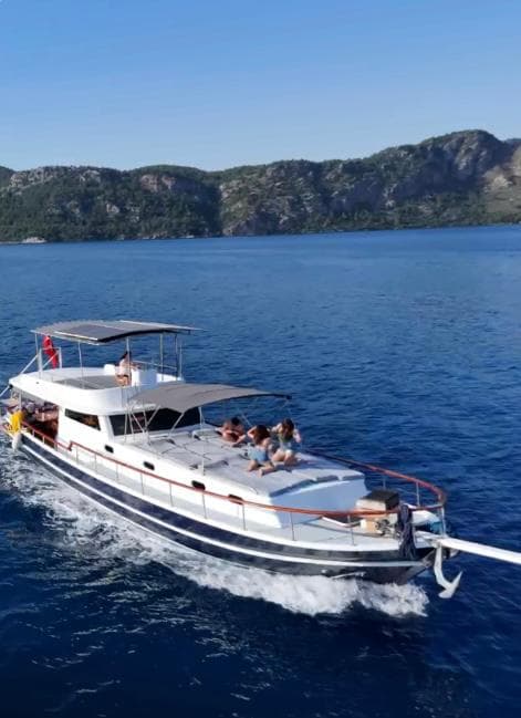 Marmaris'in 15 Metrelik Lüks Teknesi ile 7 Kişilik Unutulmaz Deniz Tatili Deneyimi - Yatta Evlilik Yıldönümü