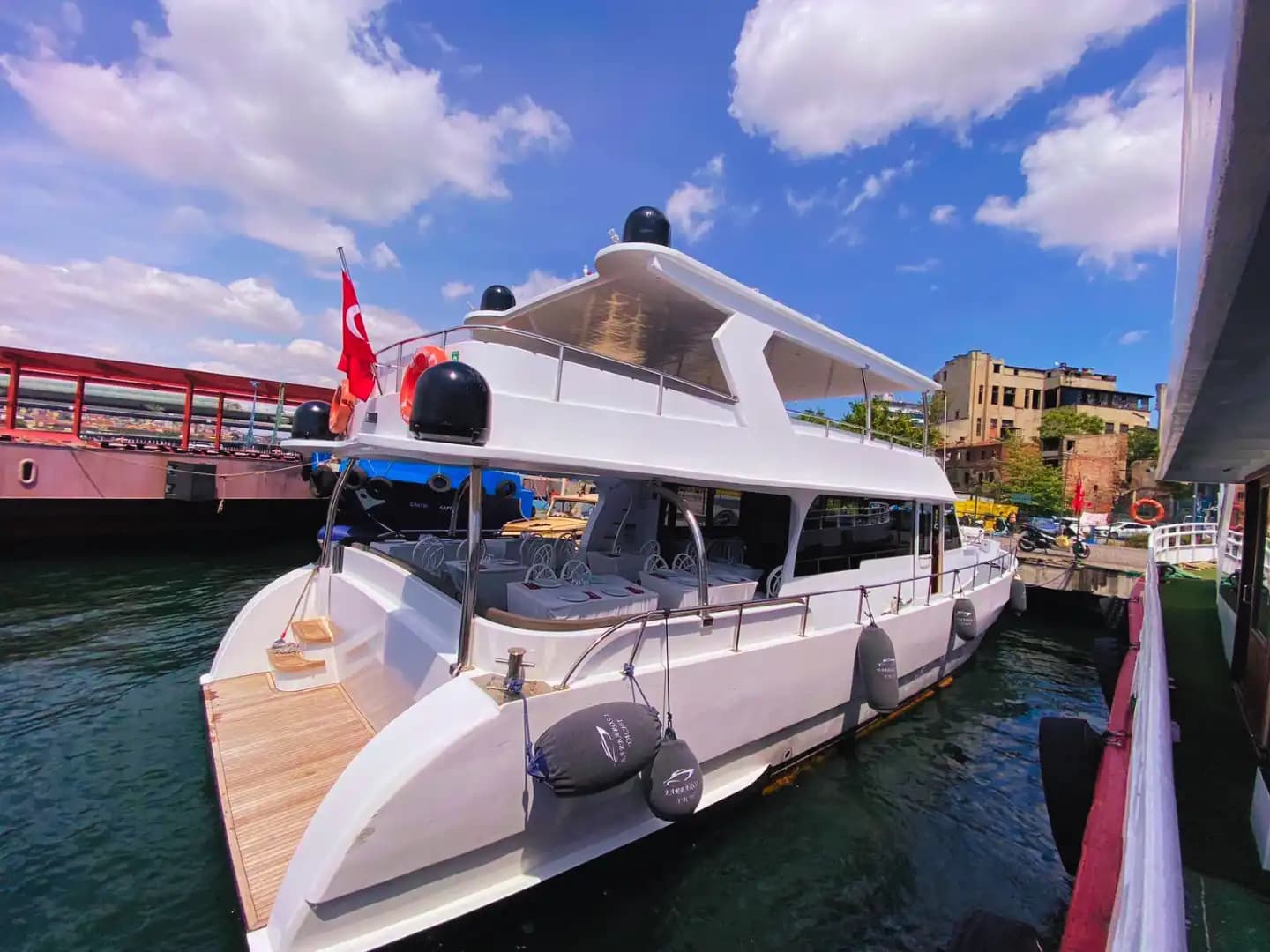 32-Personen Motoryacht for Business Meetings on the Bosphorus 3