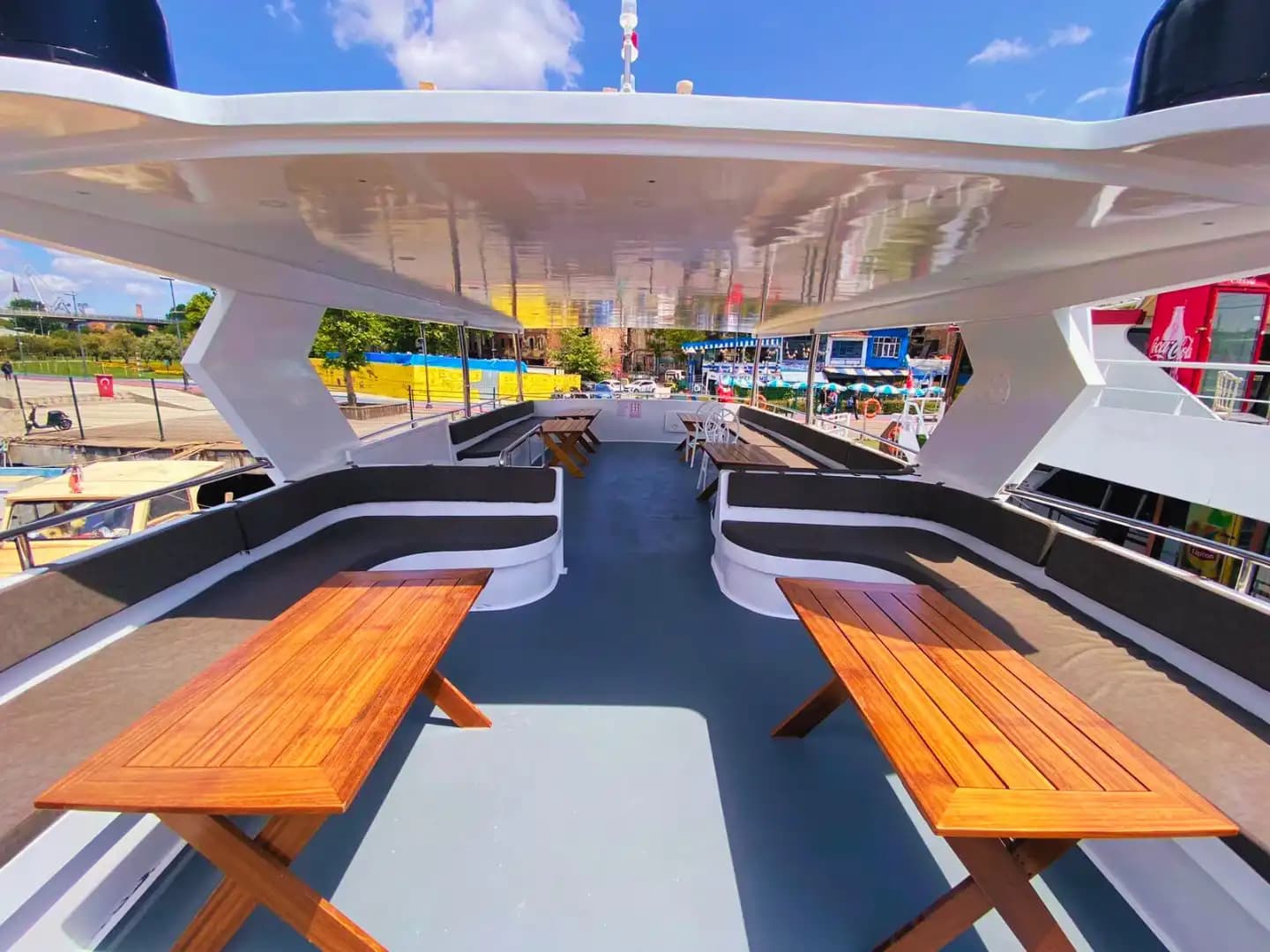 32-Personen Motoryacht for Business Meetings on the Bosphorus 5