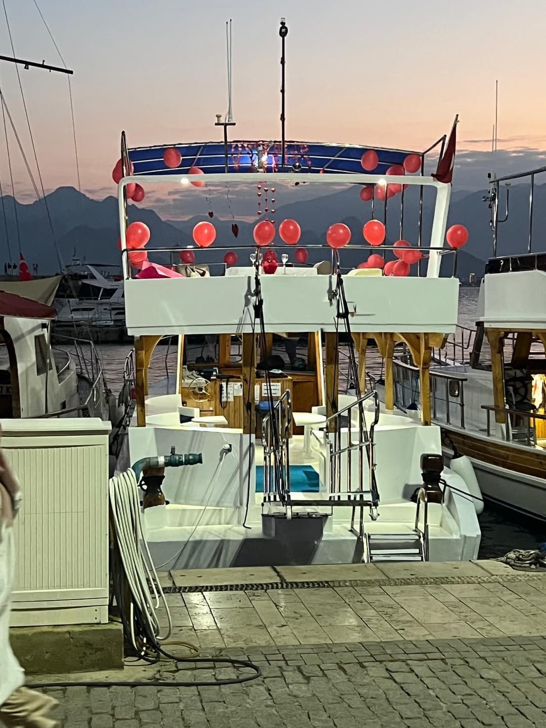 Antalya Zentrum: 14-Meter-Wirtschaftsboot für 26 Personen - Ganztagesmiete, Beldibi, Düden-Wasserfall, Sonnenuntergangstouren & besondere Feiern