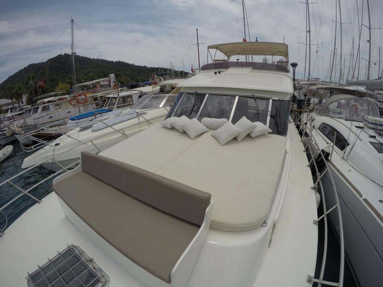 Göcek'te Lüks 13m Motor Yat Kiralama (5 Kişi) | 2 Kabin, Eşsiz Gün Batımları, Mavi Yolculuk