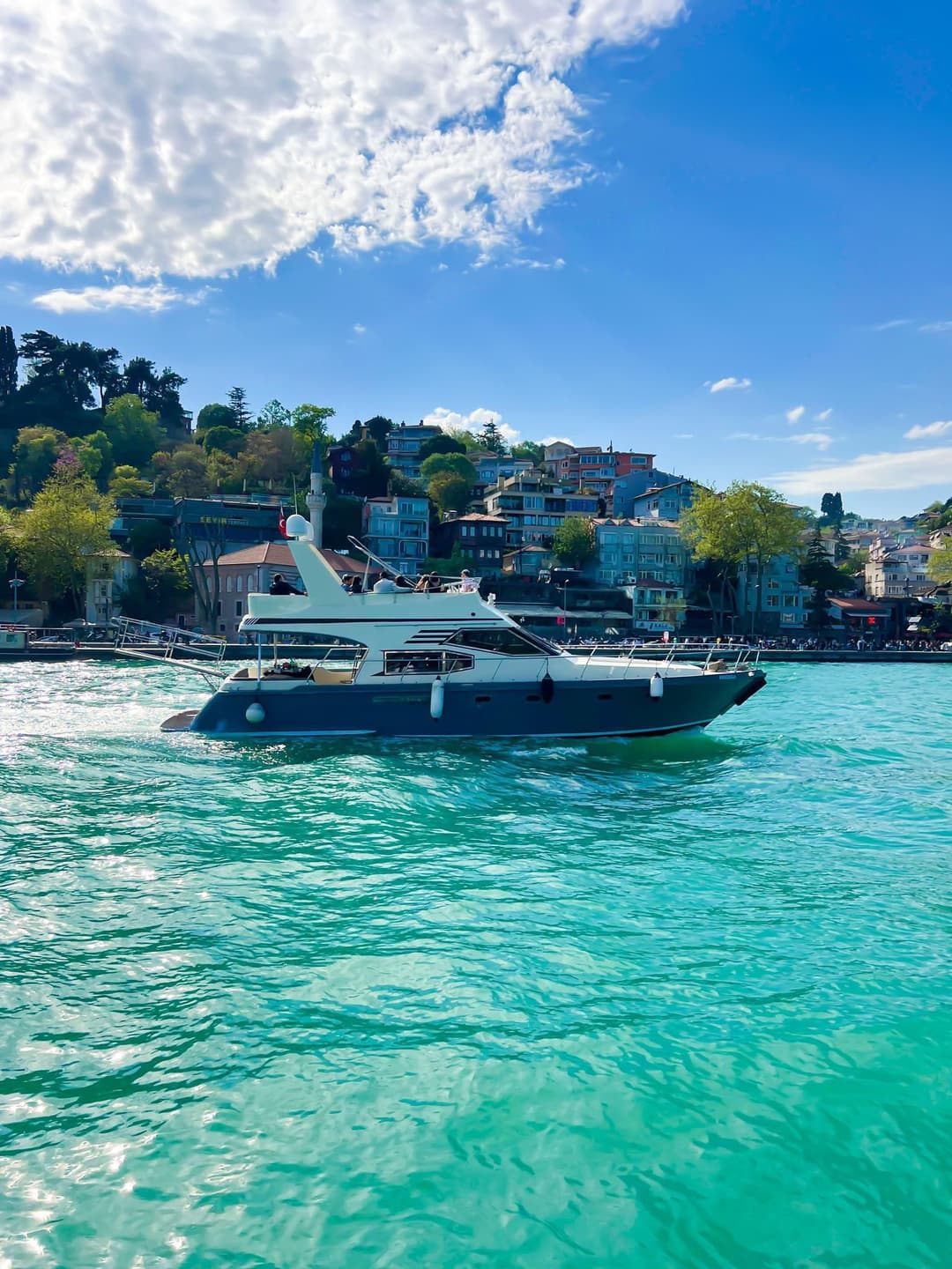 Hold Your Business Meetings with a Bosphorus View on a Geräumig and Komfortabel Jacht