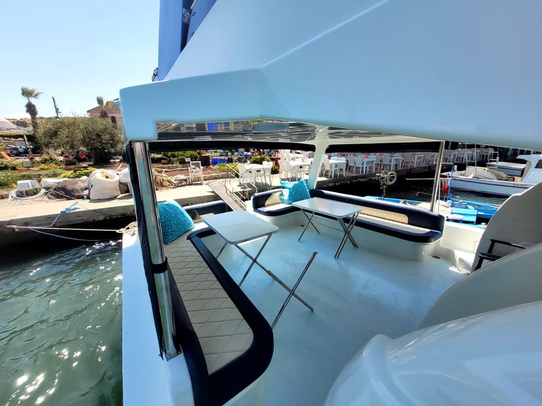 Location de Yacht de Luxe à Ayvalik : Idéal pour les Occasions Spéciales avec une Capacité de 25 Personnes