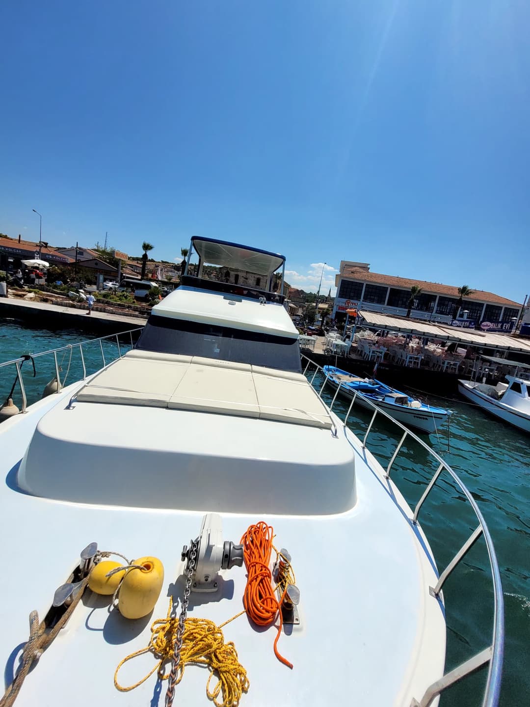 Location de Yacht de Luxe à Ayvalik : Idéal pour les Occasions Spéciales avec une Capacité de 25 Personnes