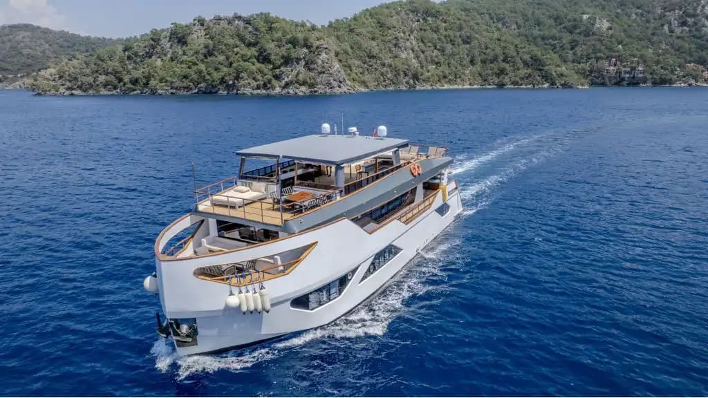 2023 Model Ultra Lüks Motoryat: Ana Güvertede Master Kabin Ayrıcalığı (28m, 12 Kişi)