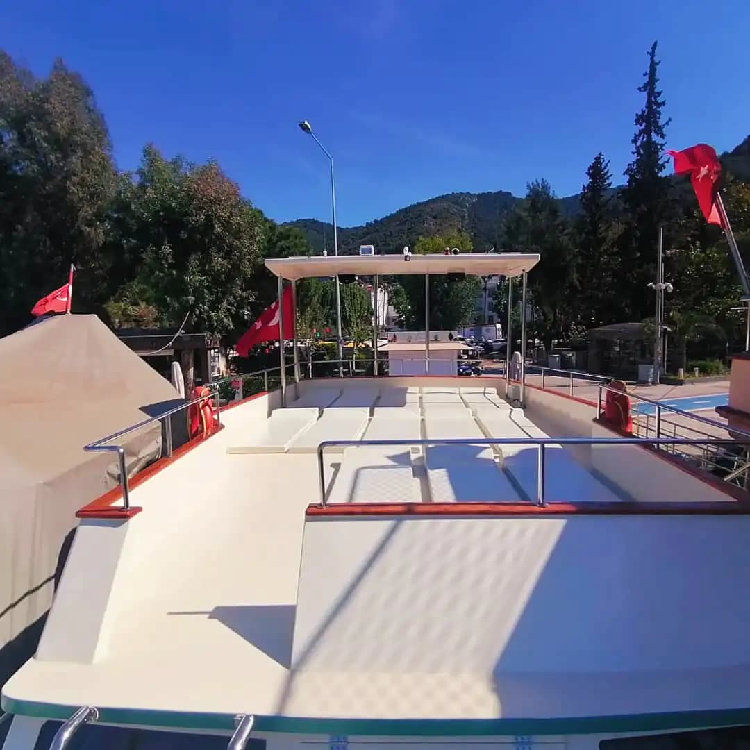 Explore Fethiye’s Buchten on a Geräumig 25-Personen Boot 2