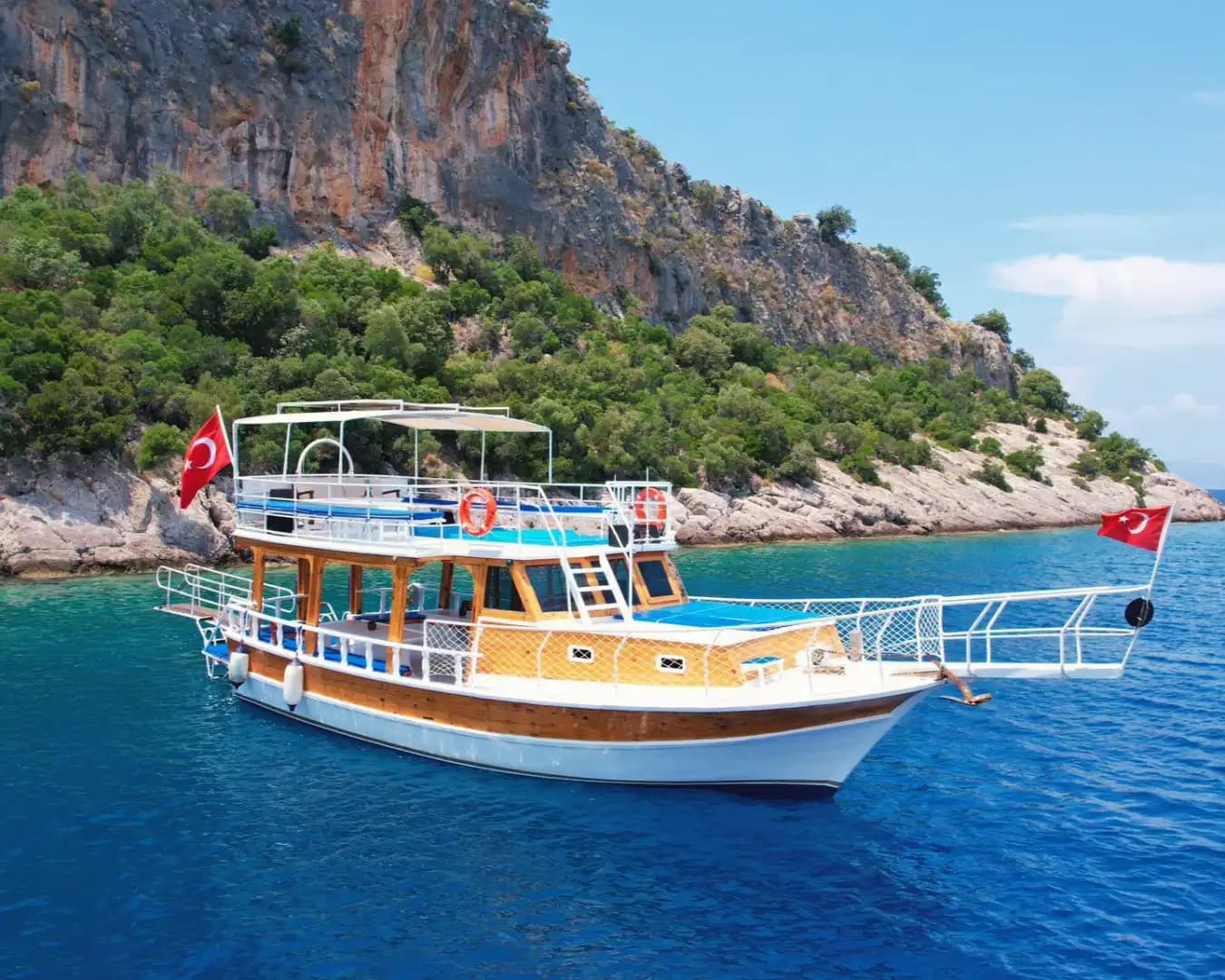Music, Sun & Sea: Enjoy a 12-Personas Boat Trip in Fethiye - Fiesta en el Barco