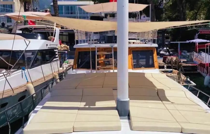 Fethiye'de 24 Kişi Kapasiteli Özel Ekonomik Tekne ile Keyifli Saatlik veya Günübirlik Turlar