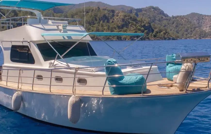 Luxus-Motoryacht in Fethiyes Türkisblauen Buchten 2