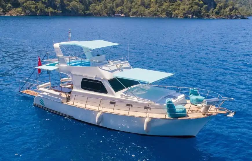 Luxus-Motoryacht in Fethiyes Türkisblauen Buchten - Party auf dem Boot