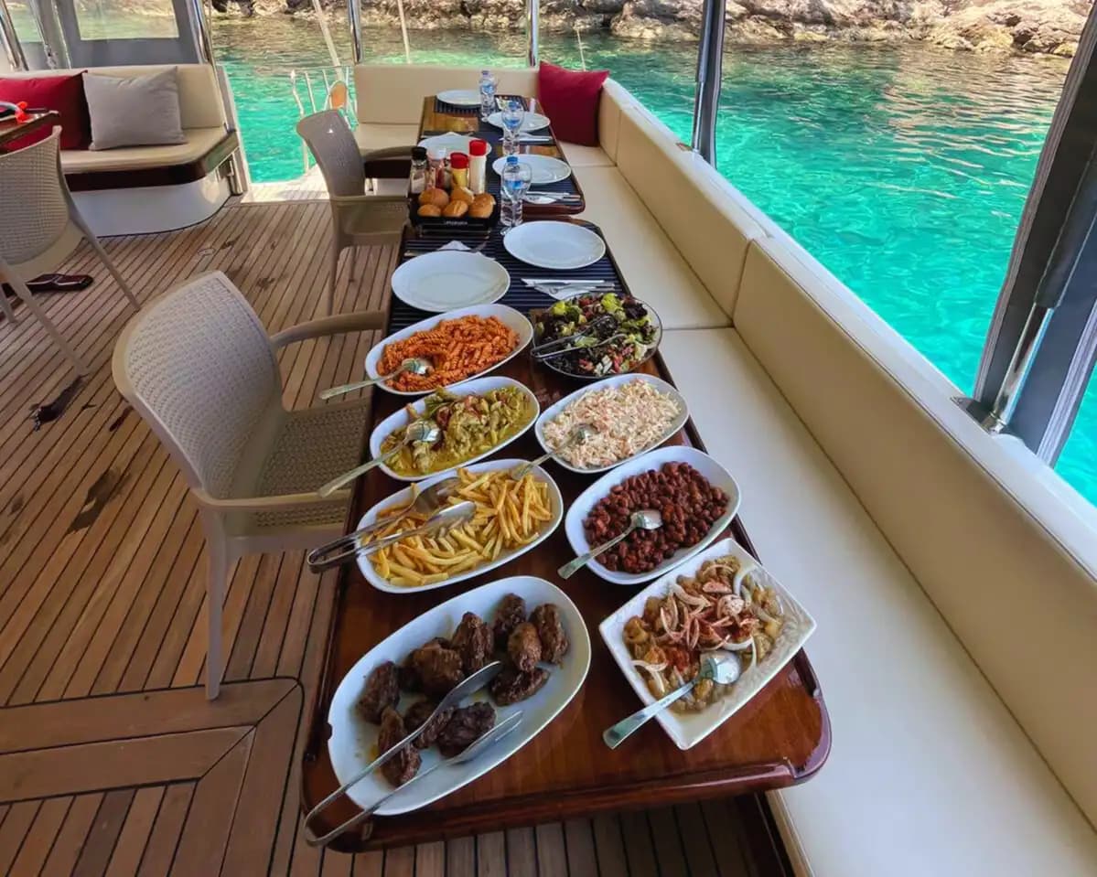 قارب بطول 14 متر - في فتحية 9