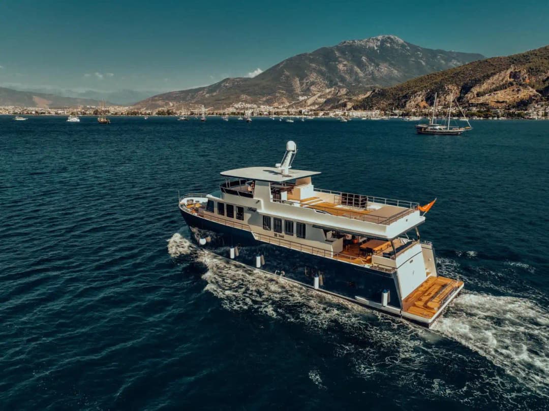 Fethiye'de 26m Lüks Trawler Kiralama | 2025 Model 5 Kabin 10 Kişilik