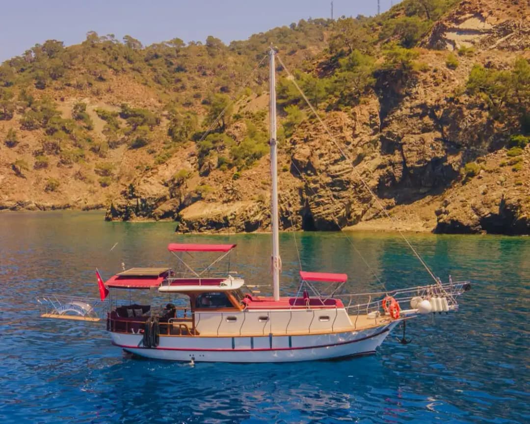 Geniş Güverte, Müzik Sistemi ve Güneşlenme Yatakları – Şimdi Rezervasyon Yapın