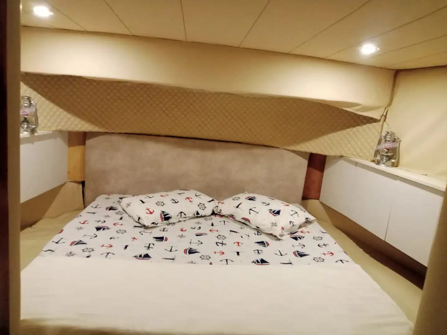 10-Person Capacity, Crew-On-Board & Fuel-Included Location de yacht 11