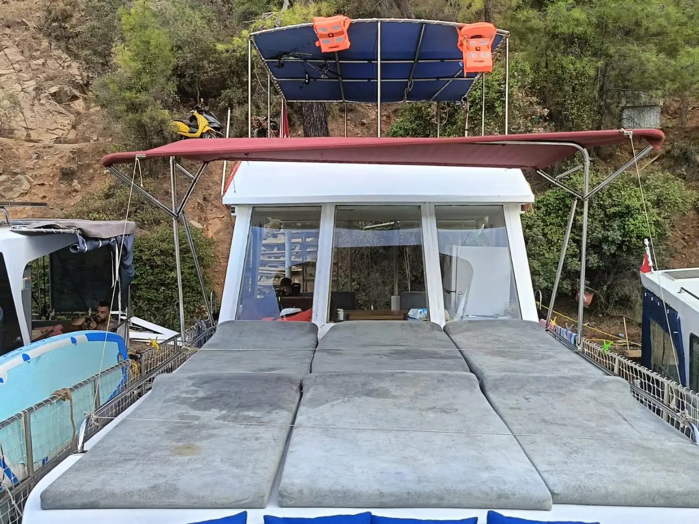 10-Person Capacity, Crew-On-Board & Fuel-Included Location de yacht 9
