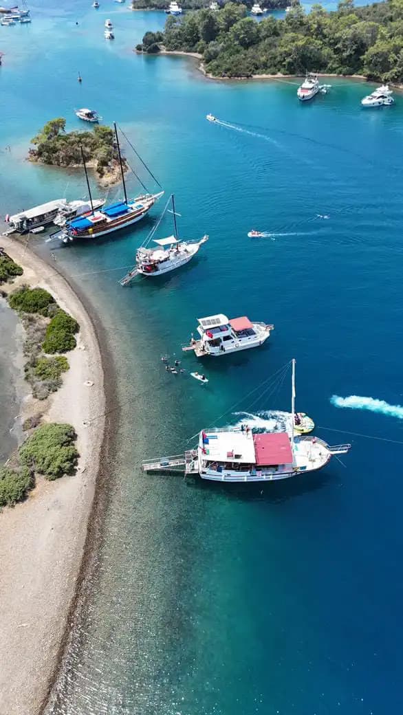 10-Person Capacity, Crew-On-Board & Fuel-Included Location de yacht 3