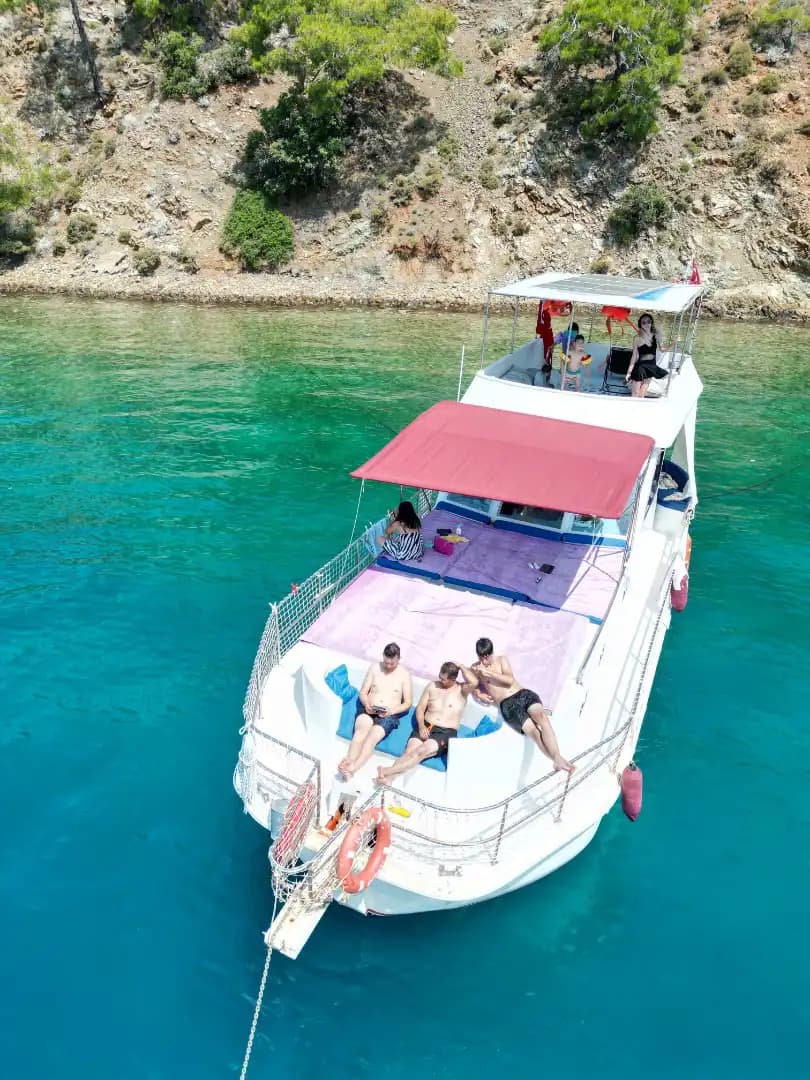 10-Person Capacity, Crew-On-Board & Fuel-Included Location de yacht 6