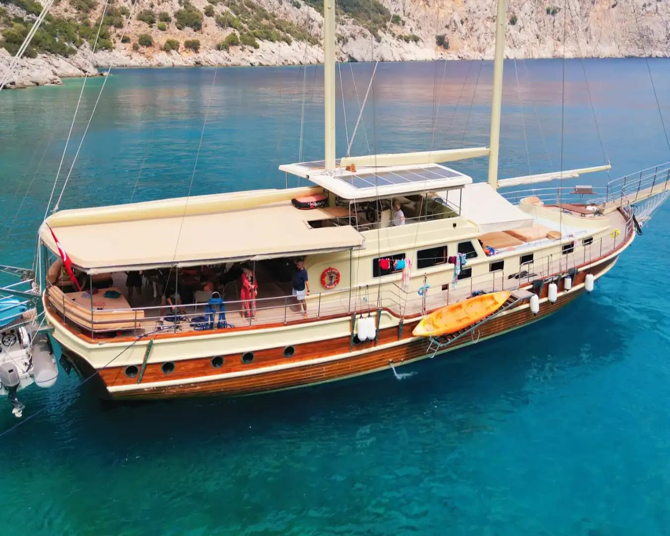 Göcek’in Saklı Koylarını Keşfet – 24 Metrelik Gulet Tatili - Teknede Parti