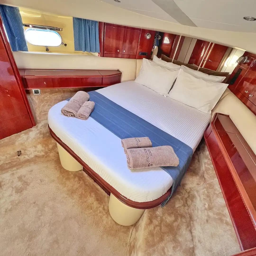 Аренда моторной яхты Princess 60 в Гёджеке | 3 каюты, 6 гостей, с ночёвкой 4