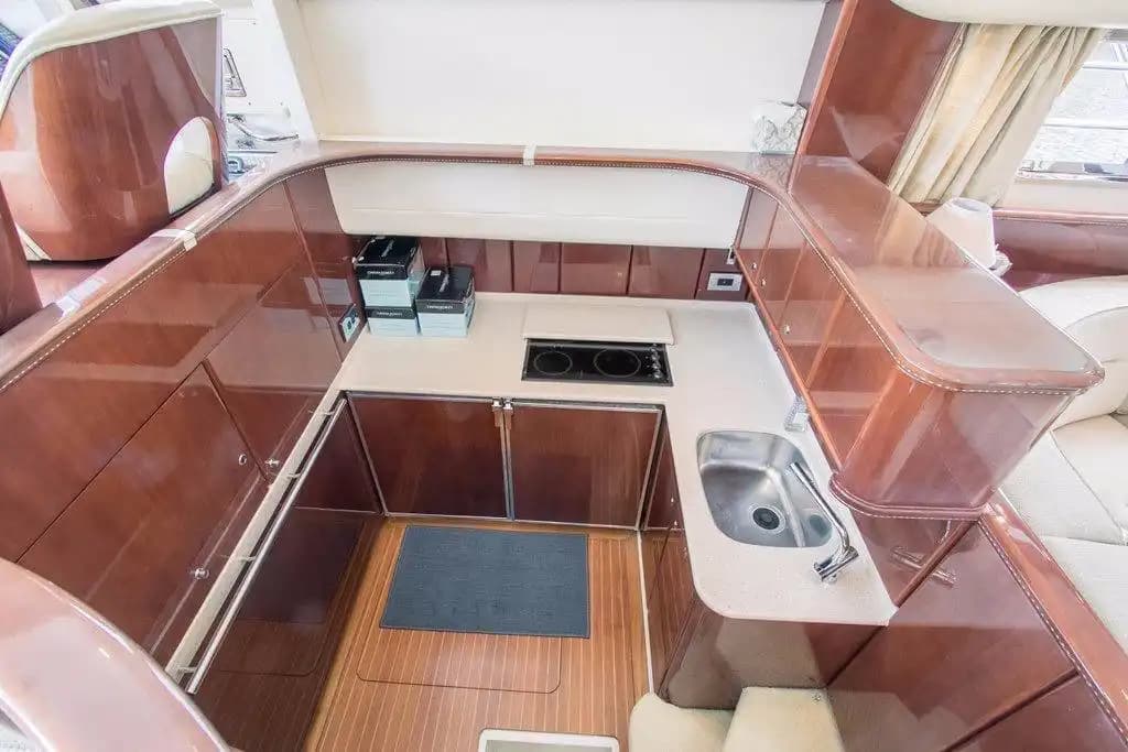 Аренда моторной яхты Princess 60 в Гёджеке | 3 каюты, 6 гостей, с ночёвкой 8