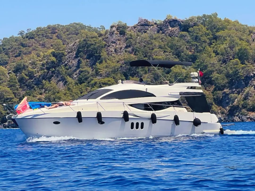 Göcek’te Lüks İtalyan Motoryat ile Unutulmaz Bir Deniz Tatili