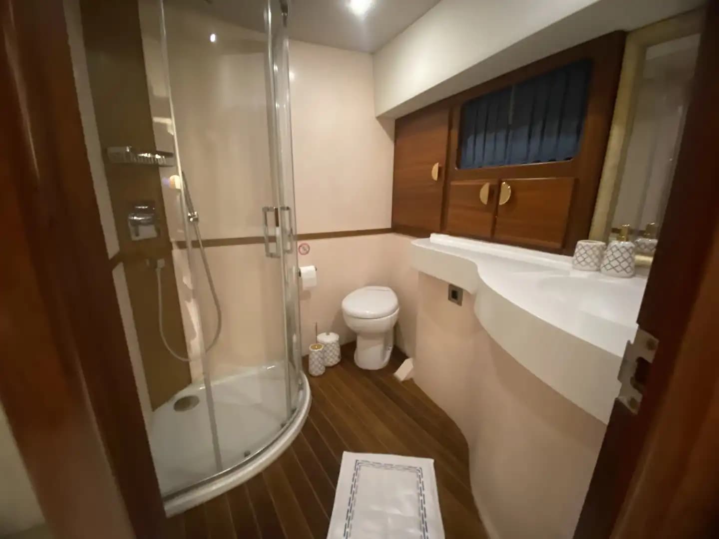 Göcek'te 27 Metrelik Lüks Motor Yat ile Unutulmaz VIP Deniz Tatili 39