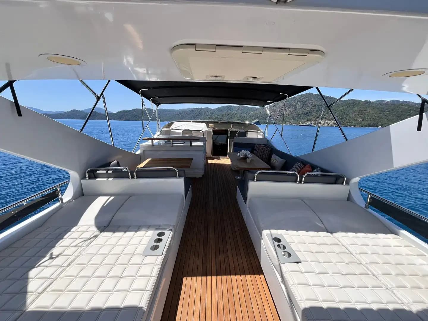 Göcek'te 27 Metrelik Lüks Motor Yat ile Unutulmaz VIP Deniz Tatili 7