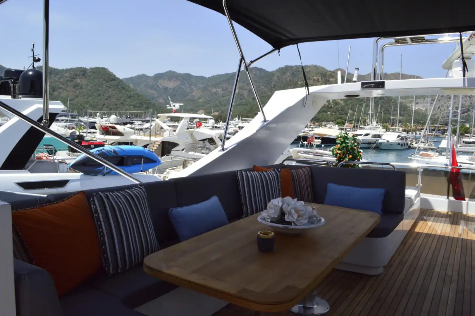 Göcek'te 27 Metrelik Lüks Motor Yat ile Unutulmaz VIP Deniz Tatili 11