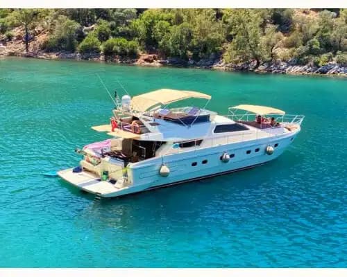 Göcek'te 3 Kabinli Feretti Yat – 6 Kişilik Konforlu ve Şık Bir Tatil