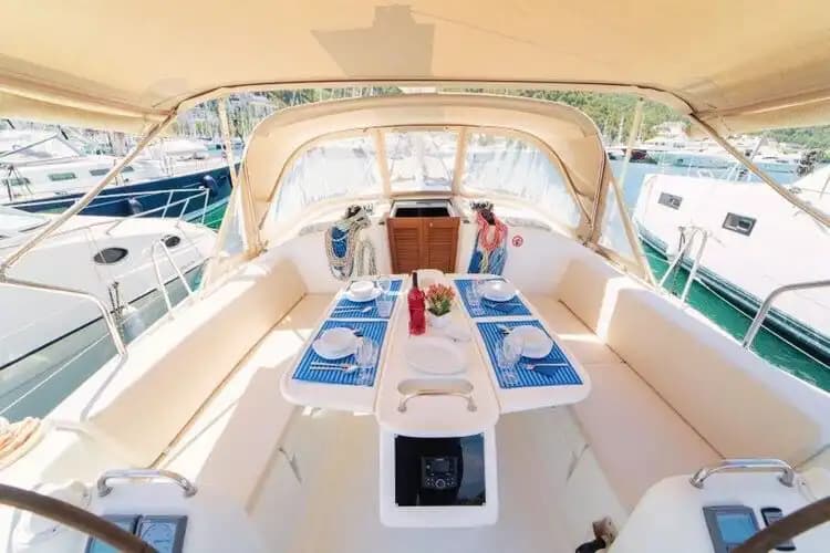 Göcek’te 14 Metrelik Bavaria Yelkenli ile Unutulmaz Bir Deniz Macerası