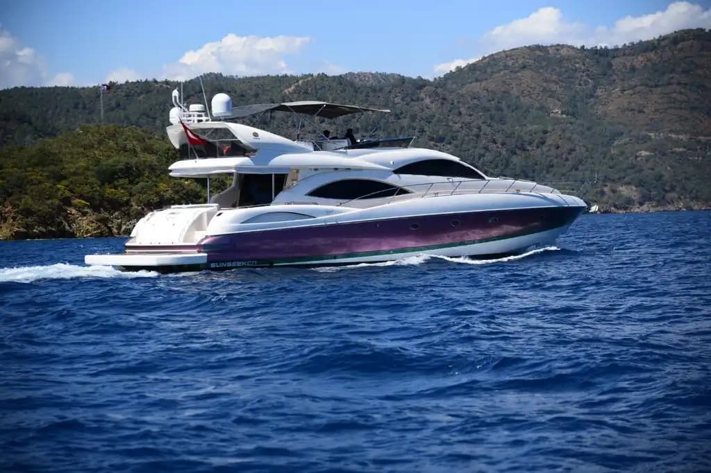 Göcek’te 24,5 Metrelik Sunseeker Motoryat Günübirlik veya Konaklamalı Kiralama 4