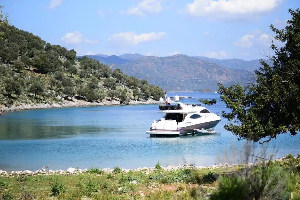 Göcek’te 24,5 Metrelik Sunseeker Motoryat Günübirlik veya Konaklamalı Kiralama 25